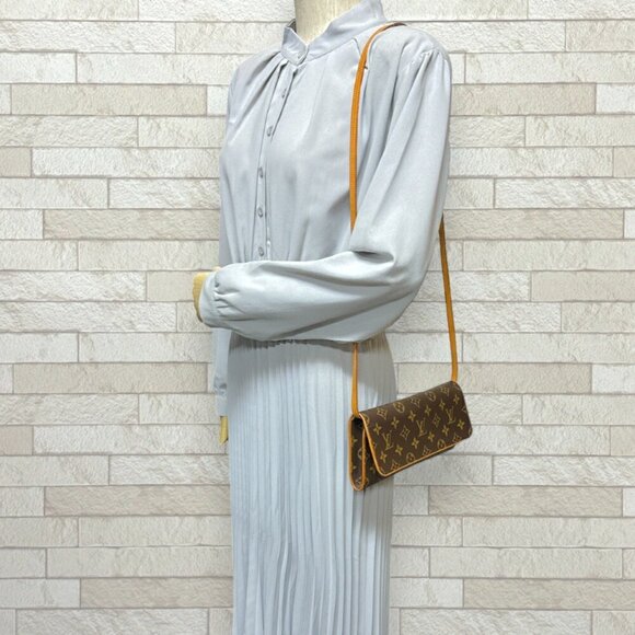 LOUIS VUITTON Brown Monogram Shoulder Bag - Picture 2 of 11
